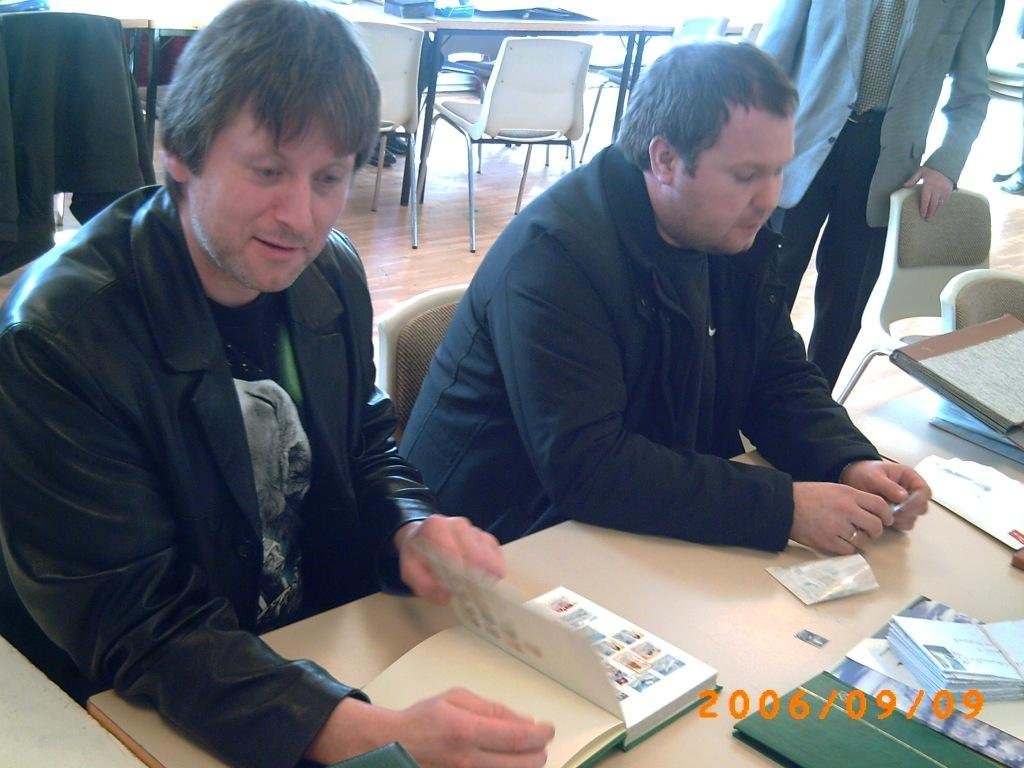 helgi-og-johannes-kikja-a-bruarstimpla..jpg