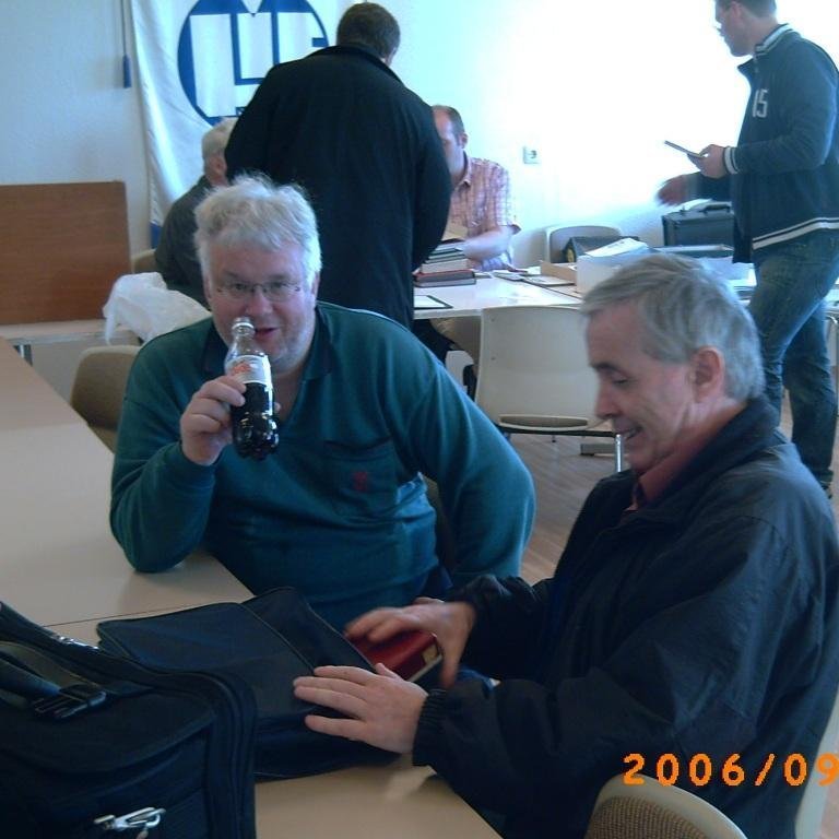 Árni H. Tryggvason úr Njarðvík á hér í viðskiptum við Þórhall Ottesen.