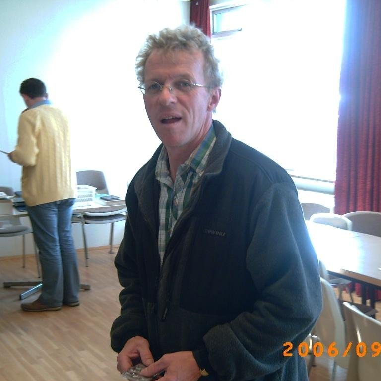 Einar mætti glaðbeittur á svip. Saso, Sveinn og Kristján í bakgrunni.