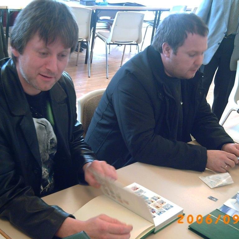 Helgi og Jóhannes kíkja á brúarstimpla.