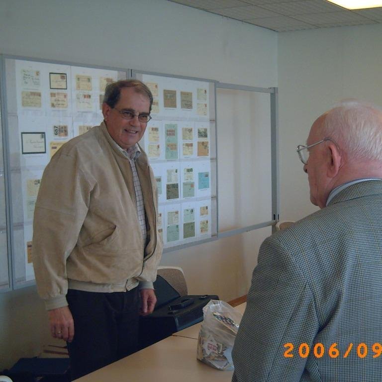 Össur Kristinsson ræðir við félaga.