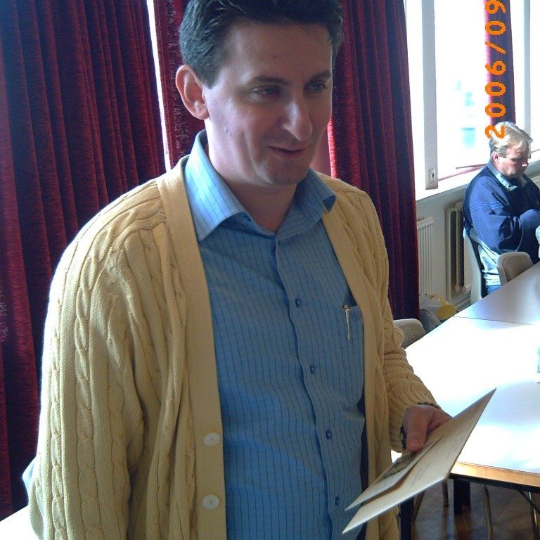 Saso Andonov gerir tilboð í nokkur umslög, sposkur á svip. Sjá má Magnús í baksýn.