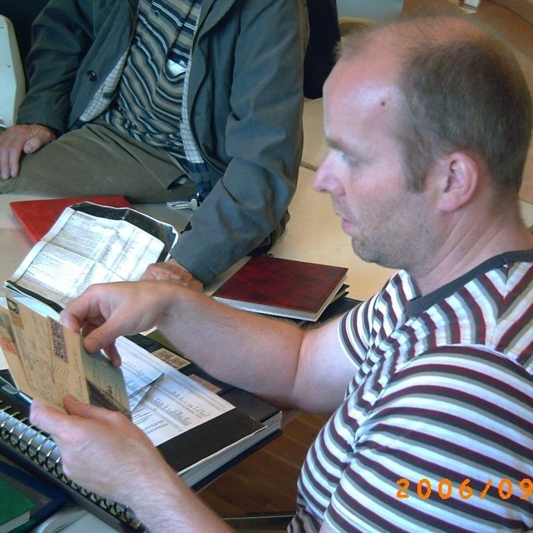 Sveinn Ingi um það bil að selja þrjú falleg póstkort.