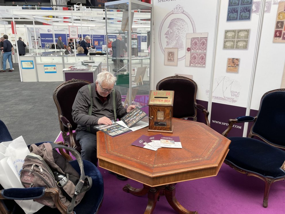 Kristján Borgþórsson, frímerkjasafnari önnum kafinn á Heimssýningunni í London 2022.