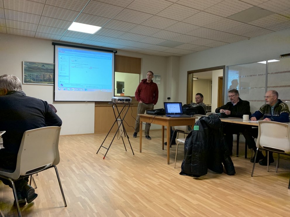 Jahérnahér, nú sagði Hallur eitthvað sem fékk menn til að lúta höfði og íhuga.
Ekki óalgengt.