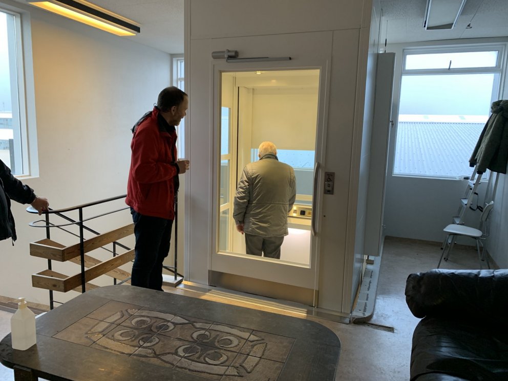 Áhyggjufullur fyrrverandi formaður, Brynjólfur Sigurjónsson, fylgist með þegar Hjalti Jóhannesson, s…