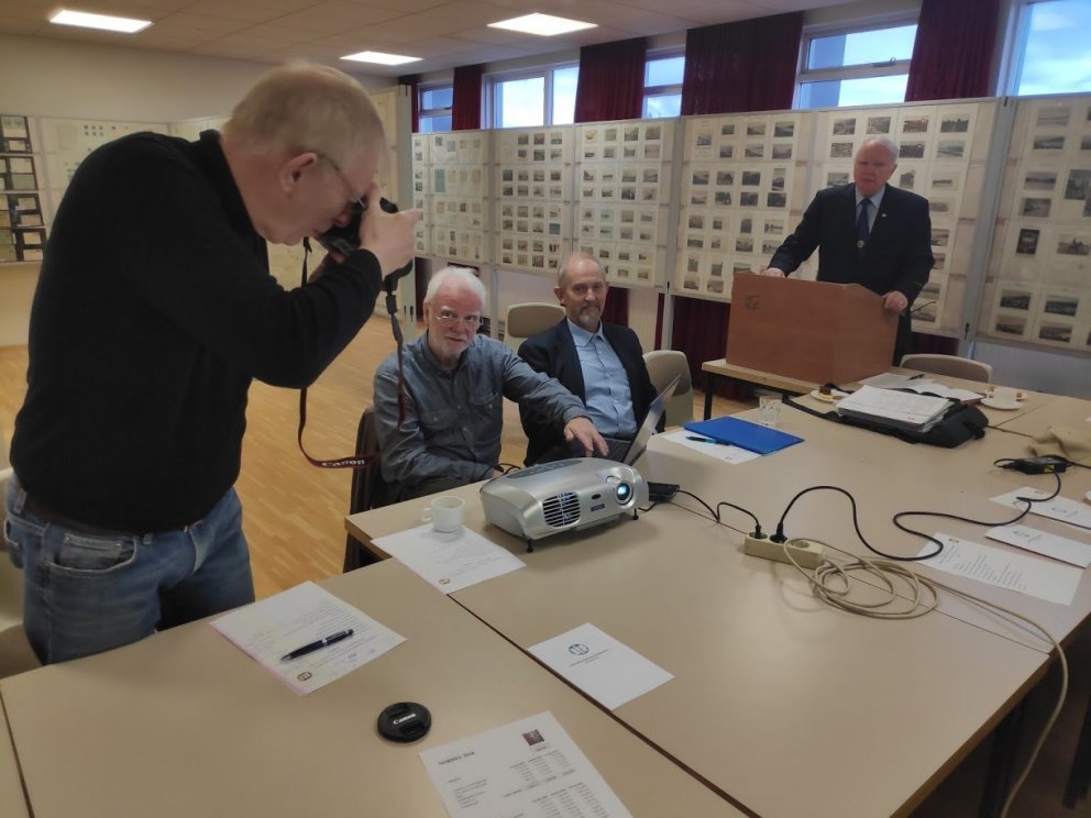 Páll A. Pálsson, hirðljósmyndari íslenskra frímerkjasafnara, myndar þegar Gústaf Gústafsson, ritstjó…