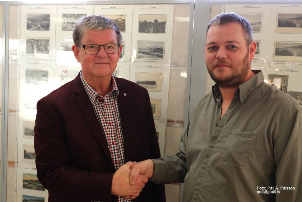 Bengt Bengtsson frá Svíðjóð og formaður Landssambands íslenzkra frímerkjasafnara Gísli Geir Harðarso…