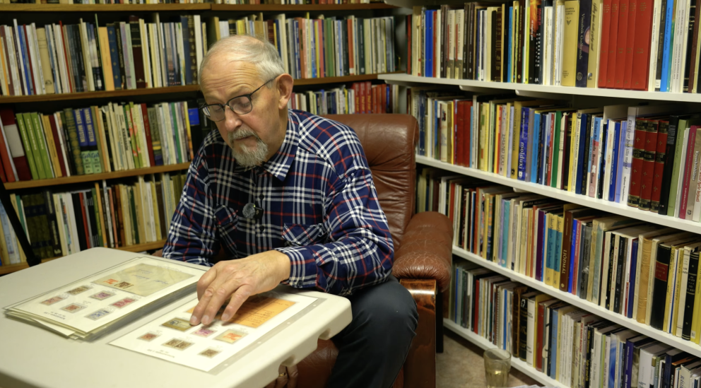 Eiður í viðtali á kaffid.is með stærsta númerastimplasafnið.
Hér umkringdur stærsta ljóðabókasafni &hellip;