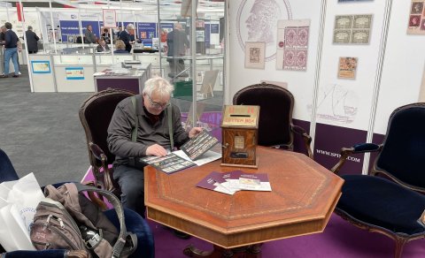 Kristján Borgþórsson, frímerkjasafnari önnum kafinn á Heimssýningunni í London 2022.