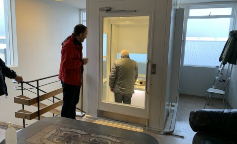 Áhyggjufullur fyrrverandi formaður, Brynjólfur Sigurjónsson, fylgist með þegar Hjalti Jóhannesson, s…