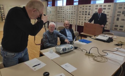 Páll A. Pálsson, hirðljósmyndari íslenskra frímerkjasafnara, myndar þegar Gústaf Gústafsson, ritstjó…