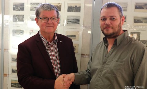 Bengt Bengtsson frá Svíðjóð og formaður Landssambands íslenzkra frímerkjasafnara Gísli Geir Harðarso…