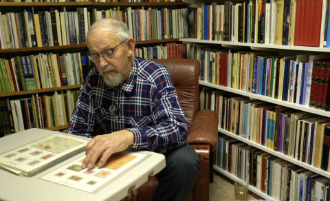 Eiður í viðtali á kaffid.is með stærsta númerastimplasafnið.
Hér umkringdur stærsta ljóðabókasafni &hellip;